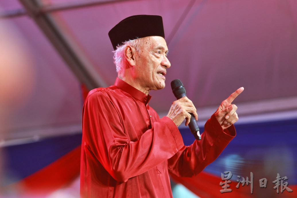 莫哈末泰益身穿当年战袍,力挺支持希盟候选人!