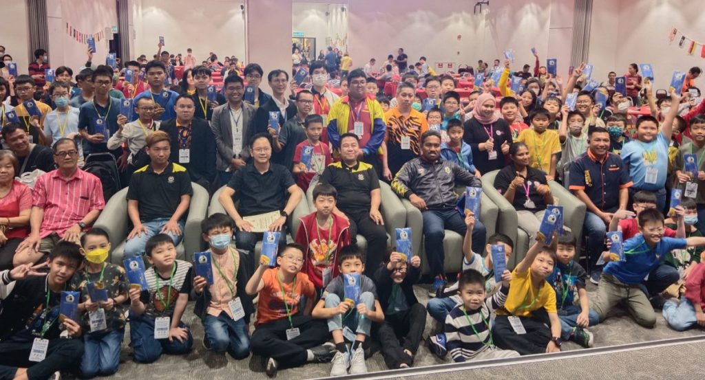 全国象棋中小学公开赛 200棋手切磋棋艺