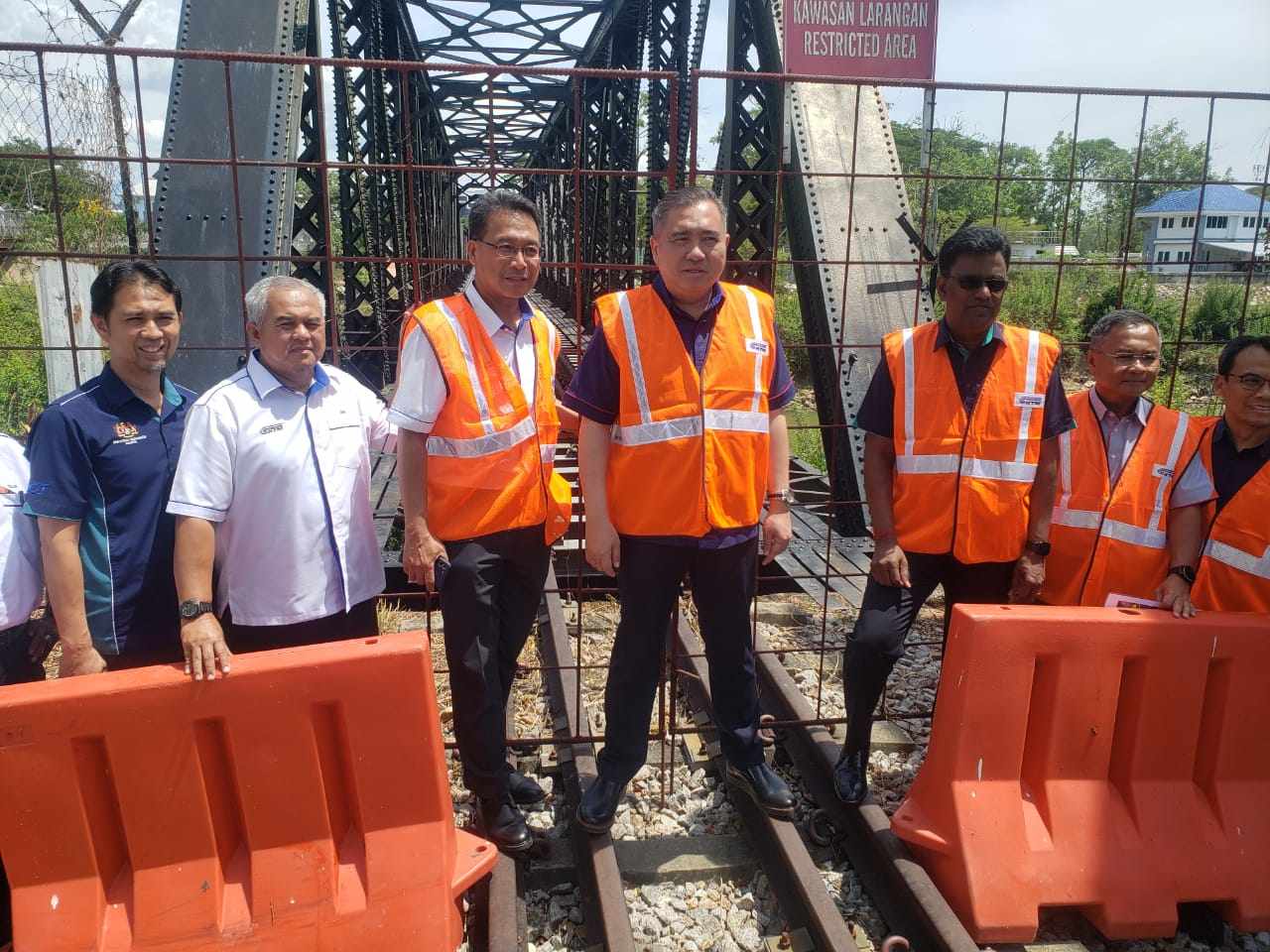 交通部长陆兆福表示，联邦政府将从各方面的考量，研究丹州政府要求将东海岸铁路计划（ECRL）延长到兰斗班让的建议。