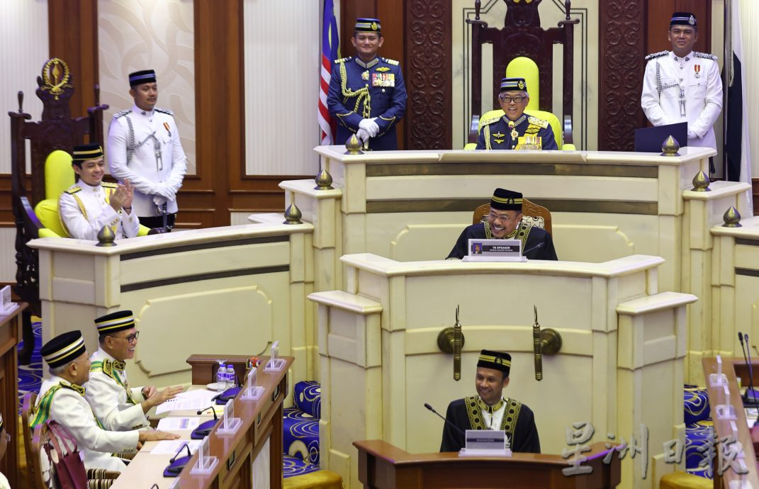 彭亨苏丹阿都拉公开催婚彭亨王储东姑哈山纳依布拉欣，引起全场哄堂大笑。