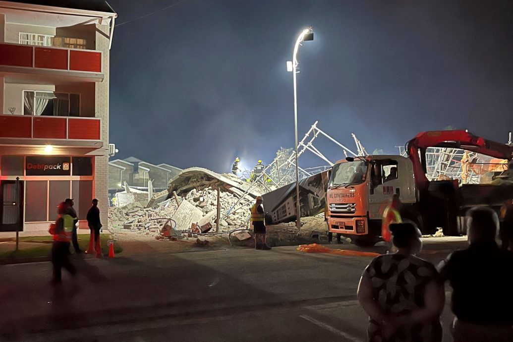 南非在建住宅大楼倒塌解体 2人死亡、53人遭活埋