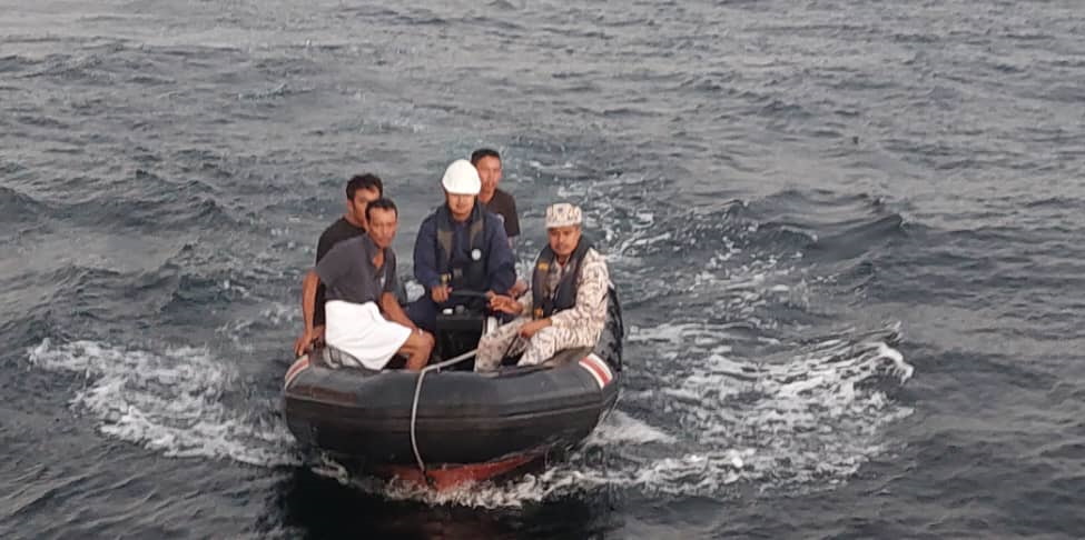 印尼渔船恶劣天气下遭货轮撞沉 4渔夫获救1失踪