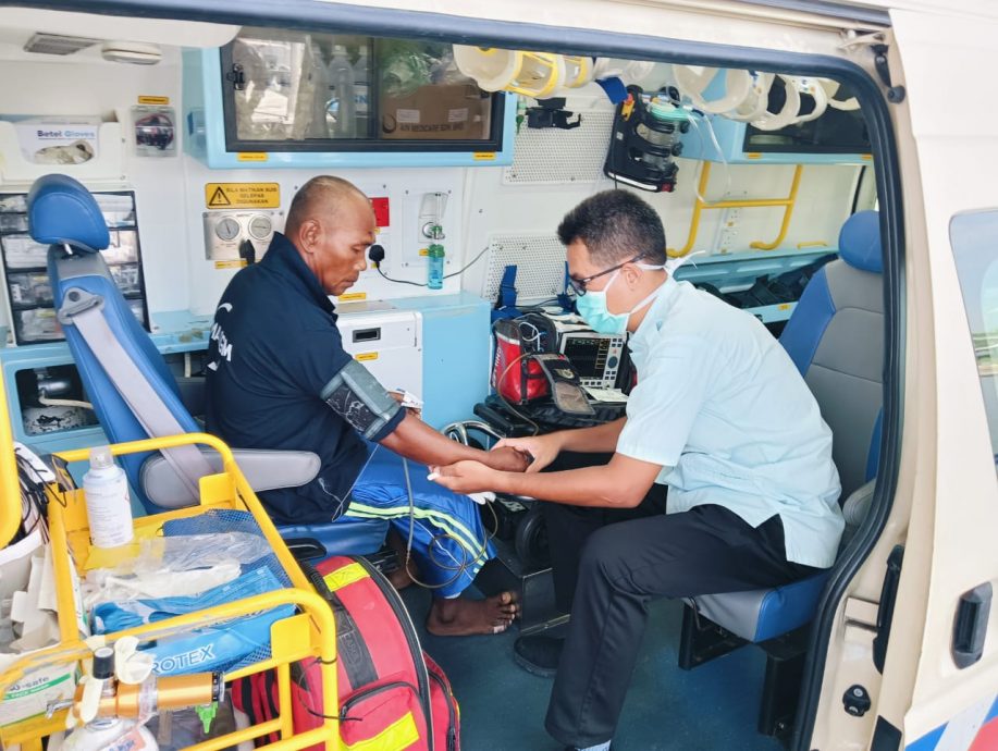 印尼渔船恶劣天气下遭货轮撞沉 4渔夫获救1失踪