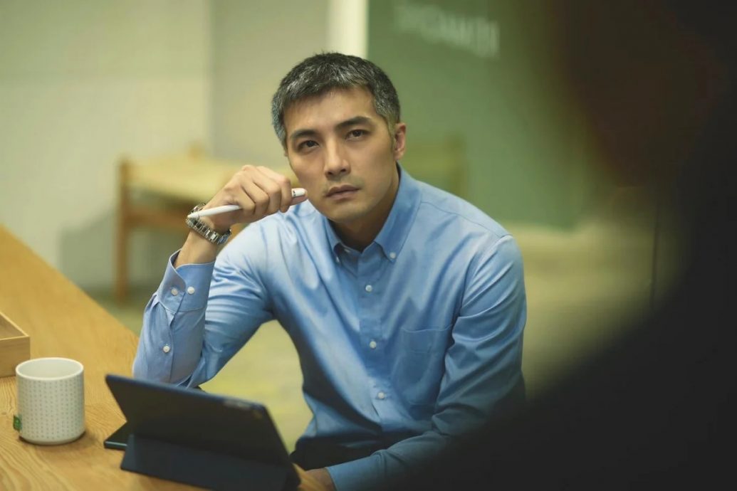 卷入酒店妹风波|贺军翔住家遭警搜索 手机被扣查