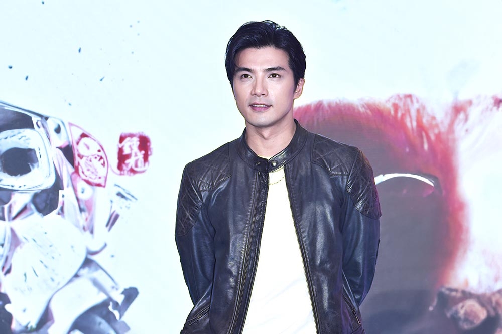 卷入酒店妹风波|贺军翔住家遭警搜索 手机被扣查