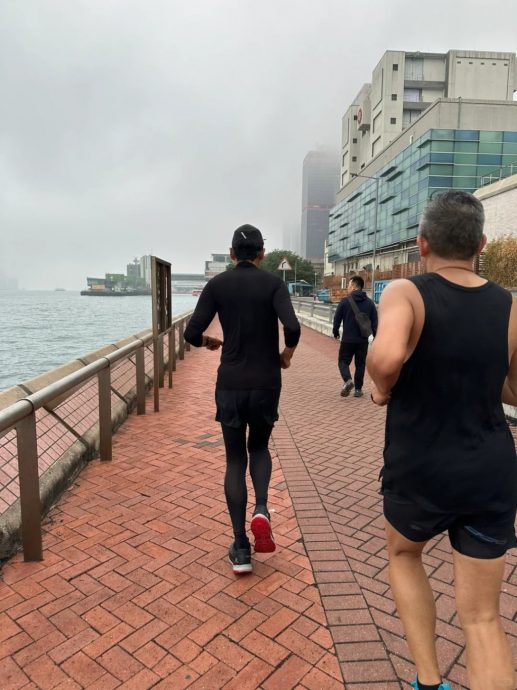 发哥跑步大腿肌肉凸起 惹网忧严重静脉曲张