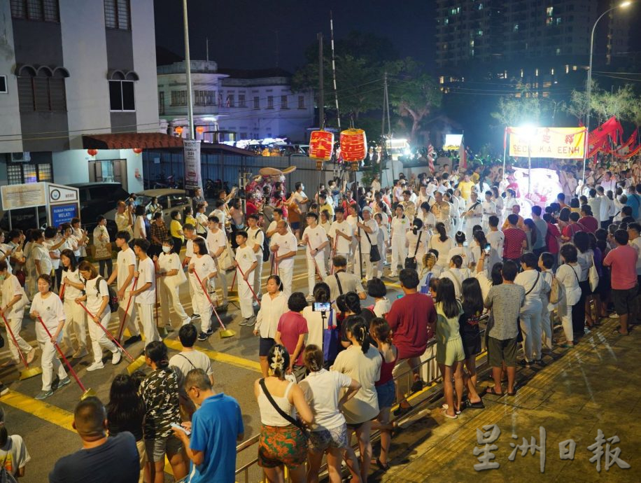 古城版//封面主文 卫塞节游行