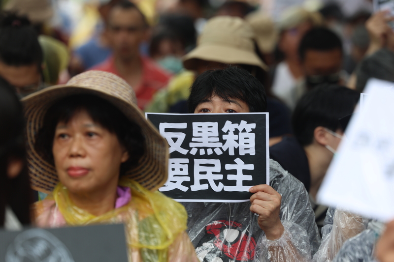 台7000人涌立院抗议“反黑箱、要民主”