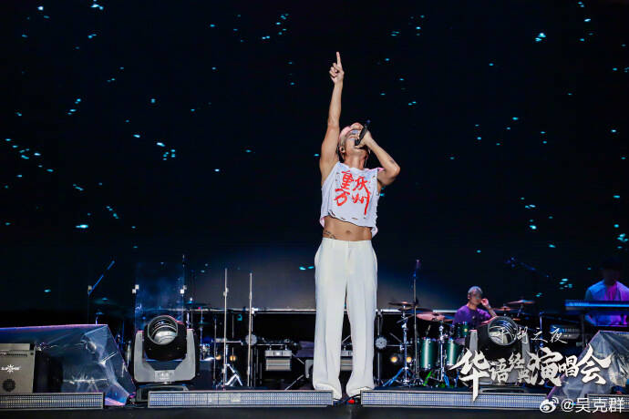 吴克群腰间炸出赘肉 网晒官方对比图落差极大