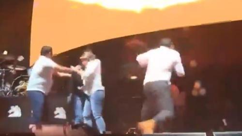 墨西哥新莱昂州政党竞选活动舞台倒塌 9人死亡 约63人受伤