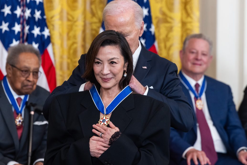 外媒:拜登向杨紫琼等人授予“总统自由勋章” 把杨紫琼名字说错了