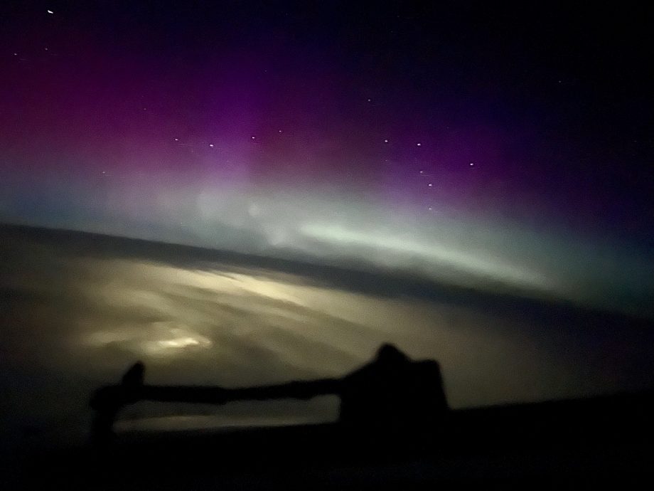 多绕一圈让乘客欣赏极光美景 暖心飞机师遭奥客批“不专业！”