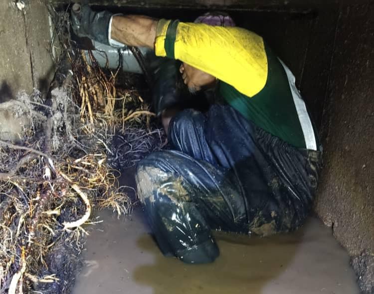 大都会2/水管破裂和沟渠阻塞,造成道路积水