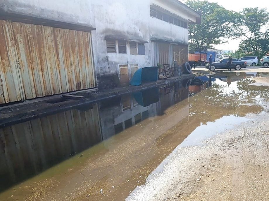 大都会2/水管破裂和沟渠阻塞,造成道路积水