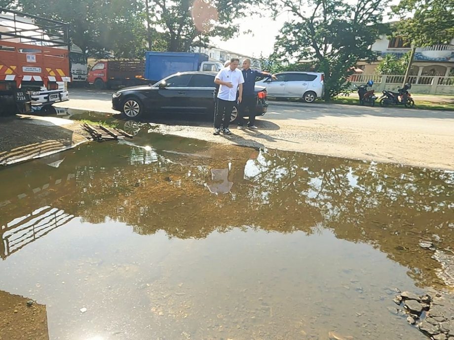 大都会2/水管破裂和沟渠阻塞,造成道路积水