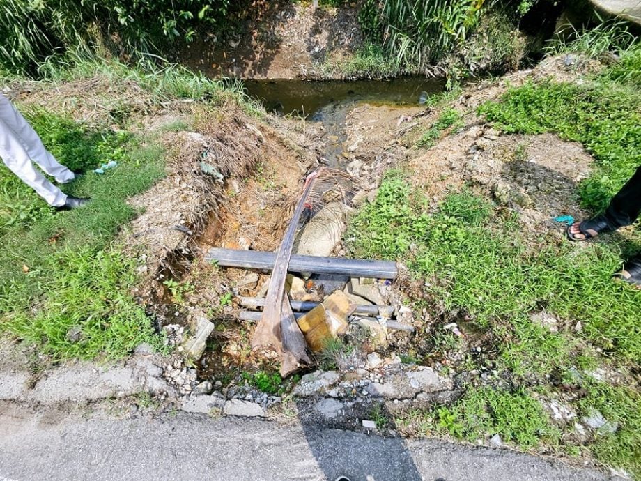 大都会2/水管破裂和沟渠阻塞,造成道路积水