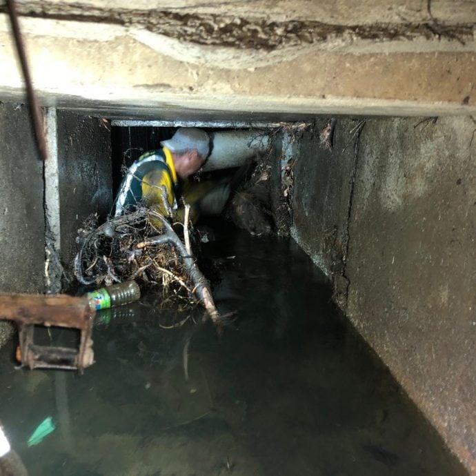 大都会2/水管破裂和沟渠阻塞,造成道路积水