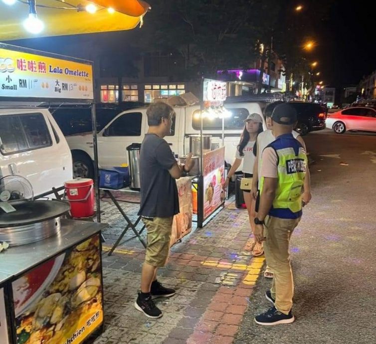 大都会2／“快闪”餐车队霸占泊车位引商民不满，MPKJ执法扣车一周／3图