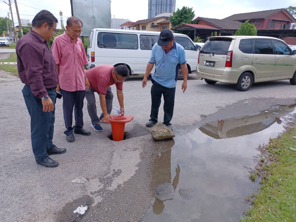 大都会/加影地摩路与马林路交界，靠近加影育华中学的十字路口出现坑洞／​3图