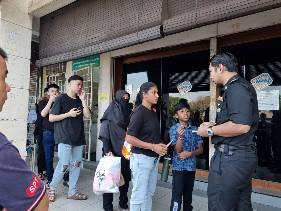 大都会封面/跟进蒲种移民局人潮/11图