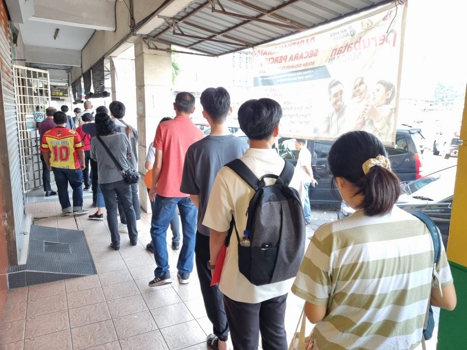 大都会封面/跟进蒲种移民局人潮/11图