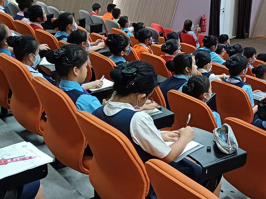 大都会/早报头/星洲日报“学生阅报计划”列车开到黎明华小