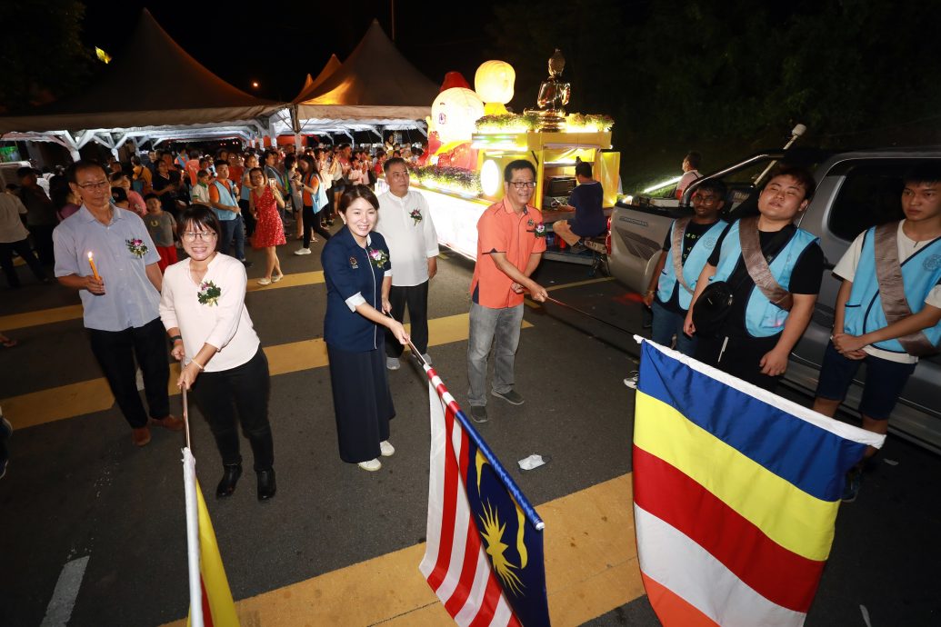 大都会/沙登佛教会复办已停办5年的卫塞节花车游行/10图