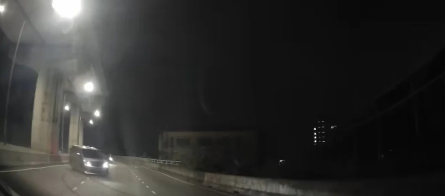 大都会/道路出现油渍,警方多角度调查,包括查人为刑事成分