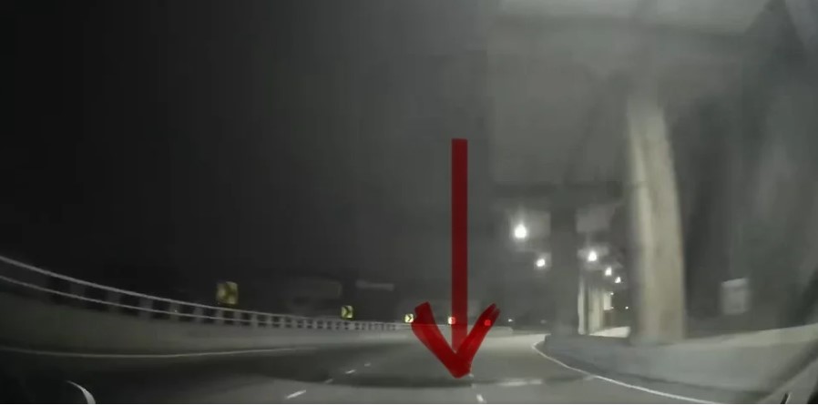 大都会/道路出现油渍,警方多角度调查,包括查人为刑事成分