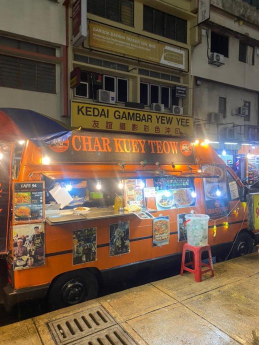 大都会//(主文)隆市政局对付霸占阻街贩和非法摊贩 充公大批摆摊桌椅