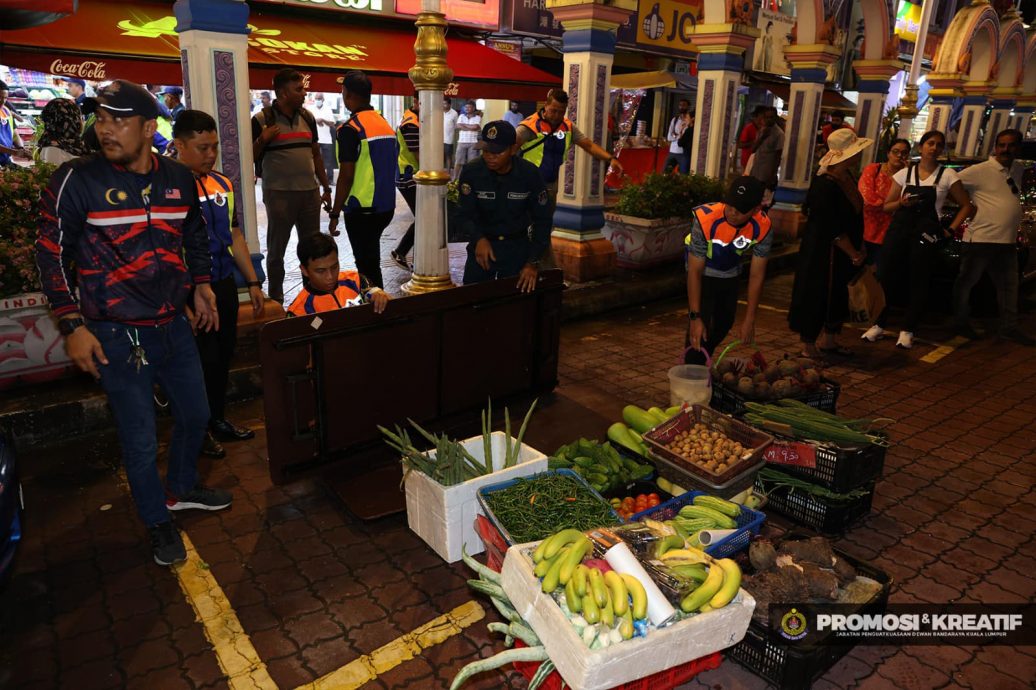 大都会//(主文)隆市政局对付霸占阻街贩和非法摊贩 充公大批摆摊桌椅