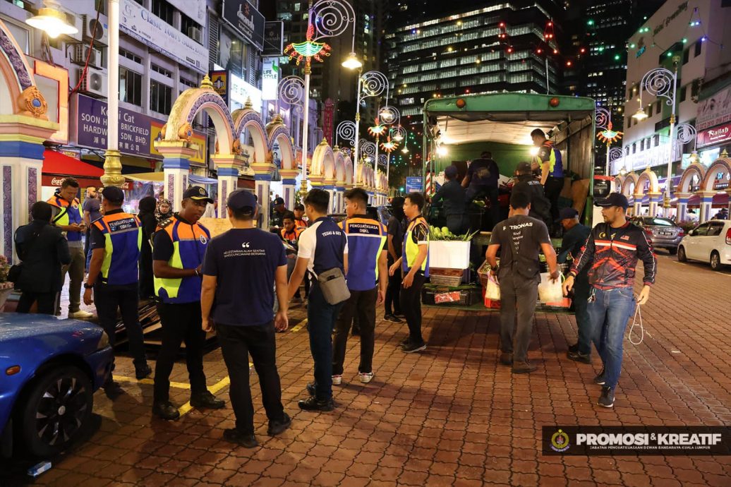 大都会//(主文)隆市政局对付霸占阻街贩和非法摊贩 充公大批摆摊桌椅