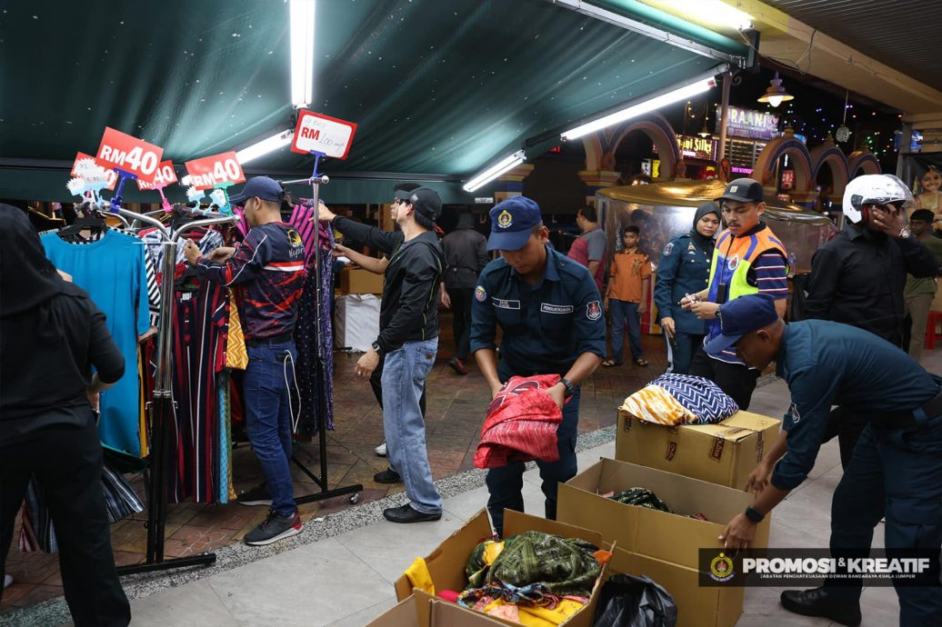 大都会//(主文)隆市政局对付霸占阻街贩和非法摊贩 充公大批摆摊桌椅