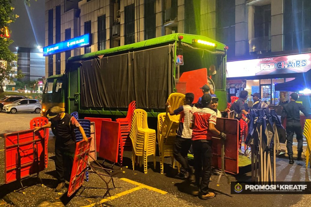 大都会//(主文)隆市政局对付霸占阻街贩和非法摊贩 充公大批摆摊桌椅