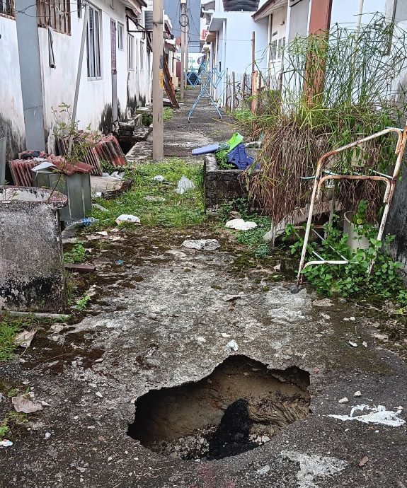 大都会／住屋后巷再现坑洞，疑是3年前大水灾后遗症／3图