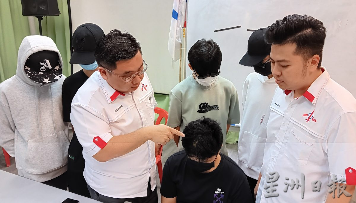 大都会/私会党入侵校园威迫入党,6中学生拒就范遭毒打/3图