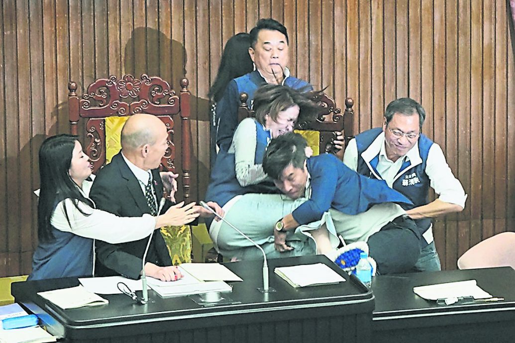 天下事)台立法院改革法案三读 朝野发生激烈肢体冲突