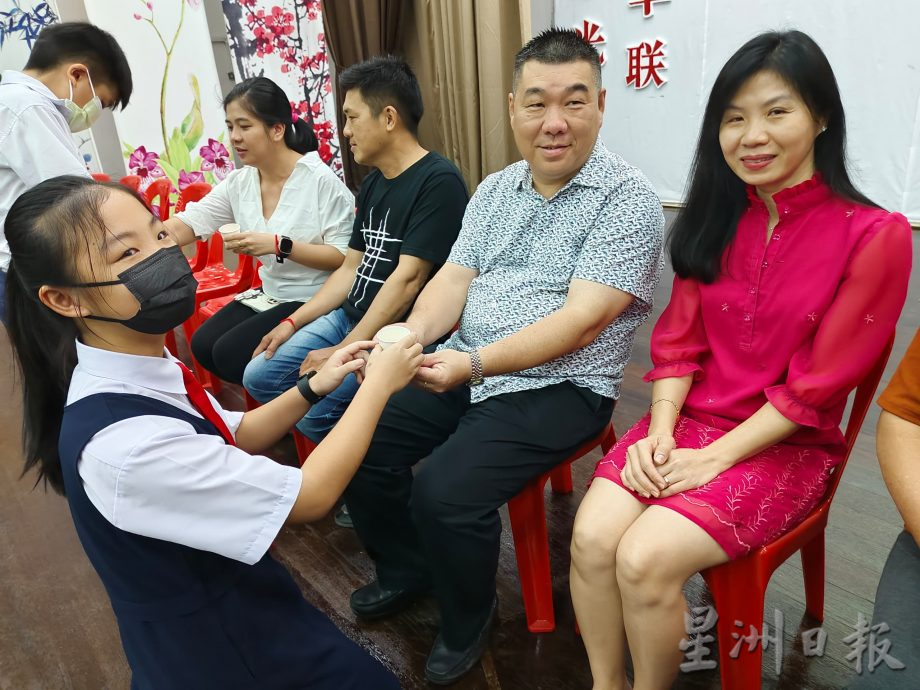 太平华联一校双亲节 向父母奉茶 温馨感动