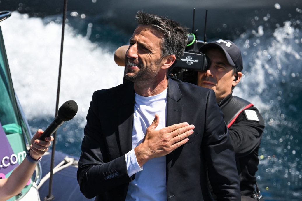 奥运火种抵法国 马赛开启火炬传递