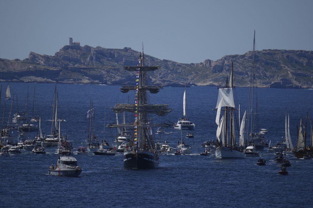 奥运火种抵法国 马赛开启火炬传递