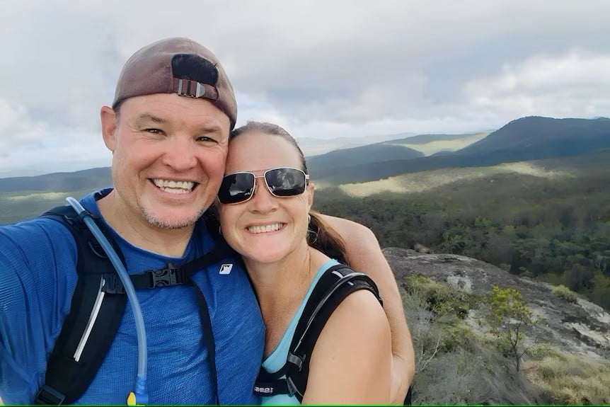 女子攀山邂逅灵魂伴侣 攀登举行浪漫婚礼