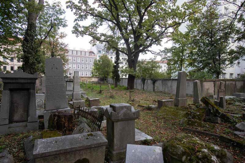 孕妈逛“墓园”为新生儿名字找灵感