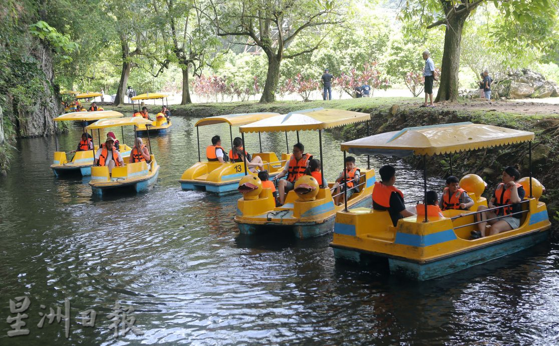 学校假期开始怡现人潮 游山玩水喝咖啡