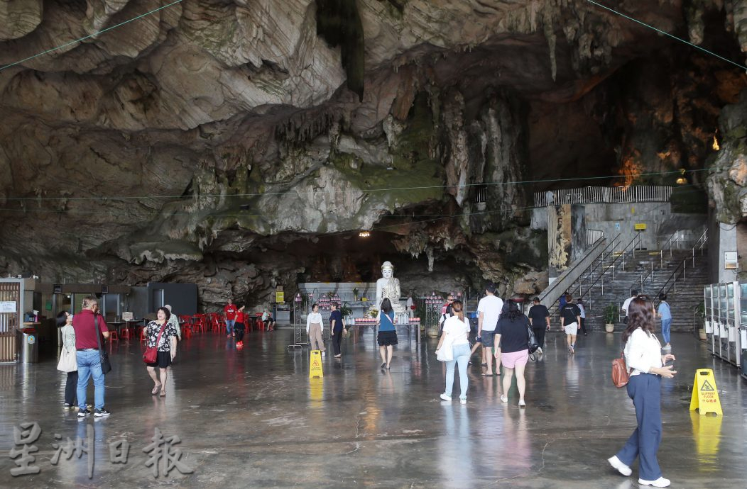 学校假期开始怡现人潮 游山玩水喝咖啡