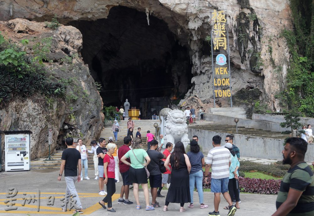 学校假期开始怡现人潮 游山玩水喝咖啡