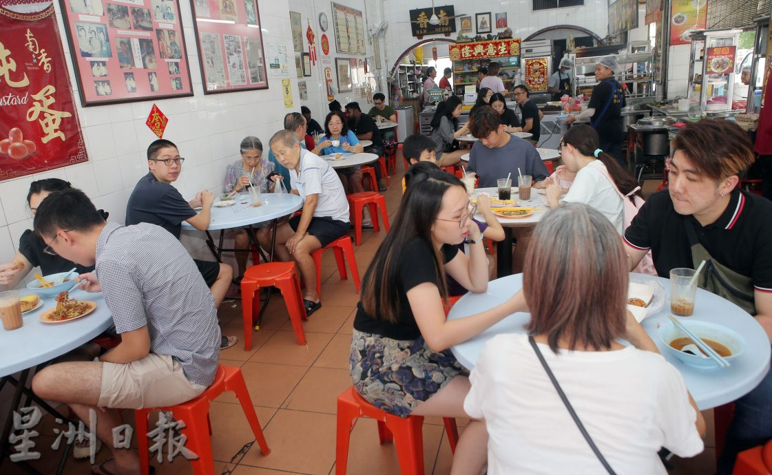 学校假期开始怡现人潮 游山玩水喝咖啡