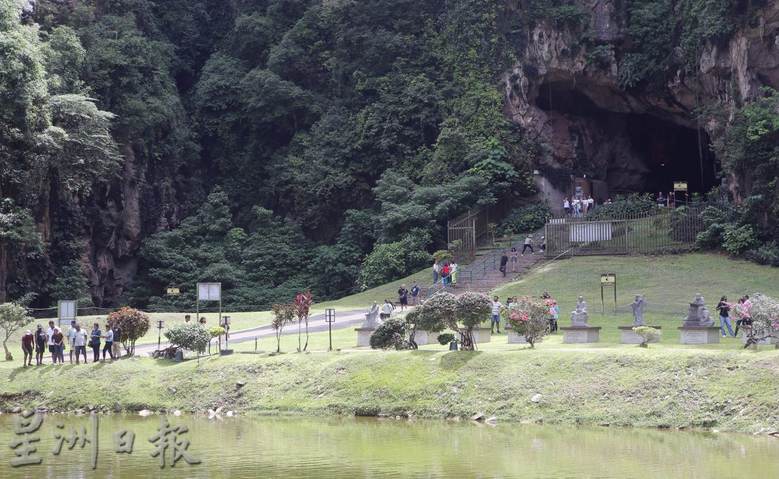 学校假期开始怡现人潮 游山玩水喝咖啡