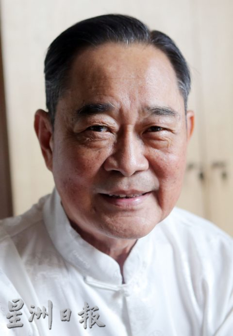 学校假期开始怡现人潮 游山玩水喝咖啡