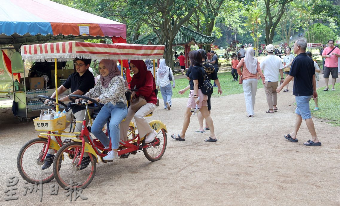 学校假期开始怡现人潮 游山玩水喝咖啡