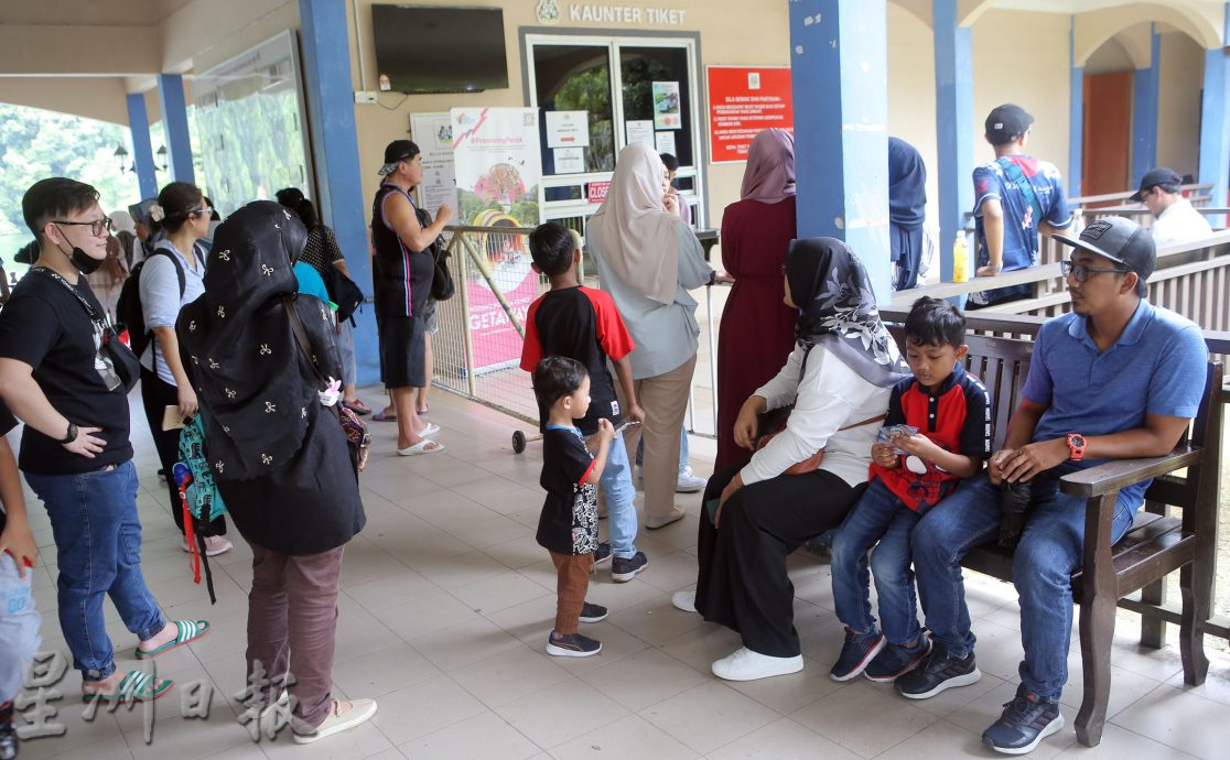 学校假期开始怡现人潮 游山玩水喝咖啡